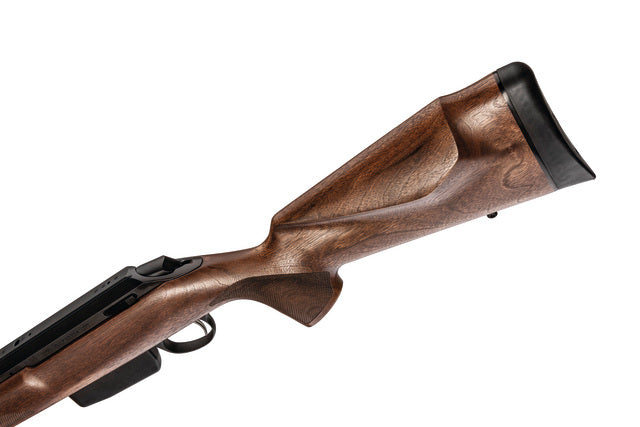 "Carabine à verrou Tikka T3X Varmint avec crosse en bois en calibre 30-06 Sprg, alliant tradition et performance pour la chasse au gros gibier."