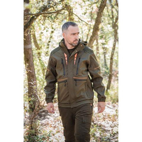 "Veste Somlys Softshell 446, légère et résistante, parfaite pour les activités en plein air avec protection contre le vent et la pluie."