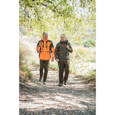 "Veste Somlys Softshell 446, légère et résistante, parfaite pour les activités en plein air avec protection contre le vent et la pluie."