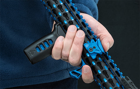 Grip UTG Super Slim Keymod avec Inserts Rouge & Bleu